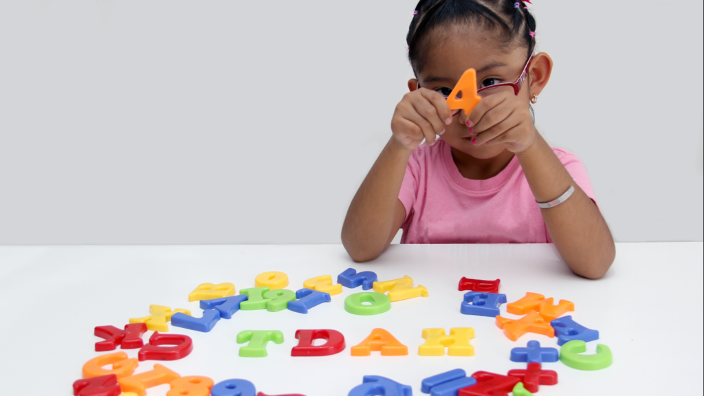 Criança brincando com quebra-cabeça colorido, para falar sobre a ecolalia no autismo
