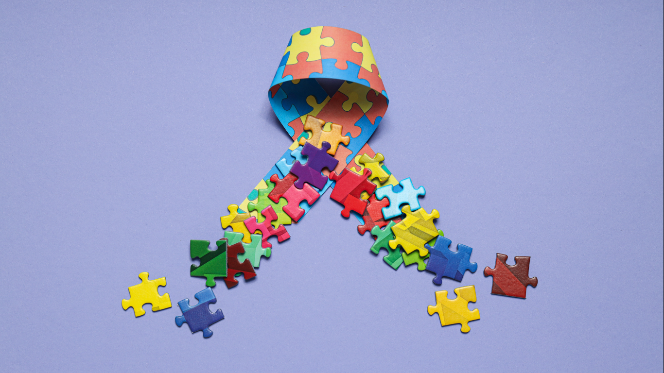 Laço feito com peças de quebra-cabeça coloridas, para falar se o autismo leve existe