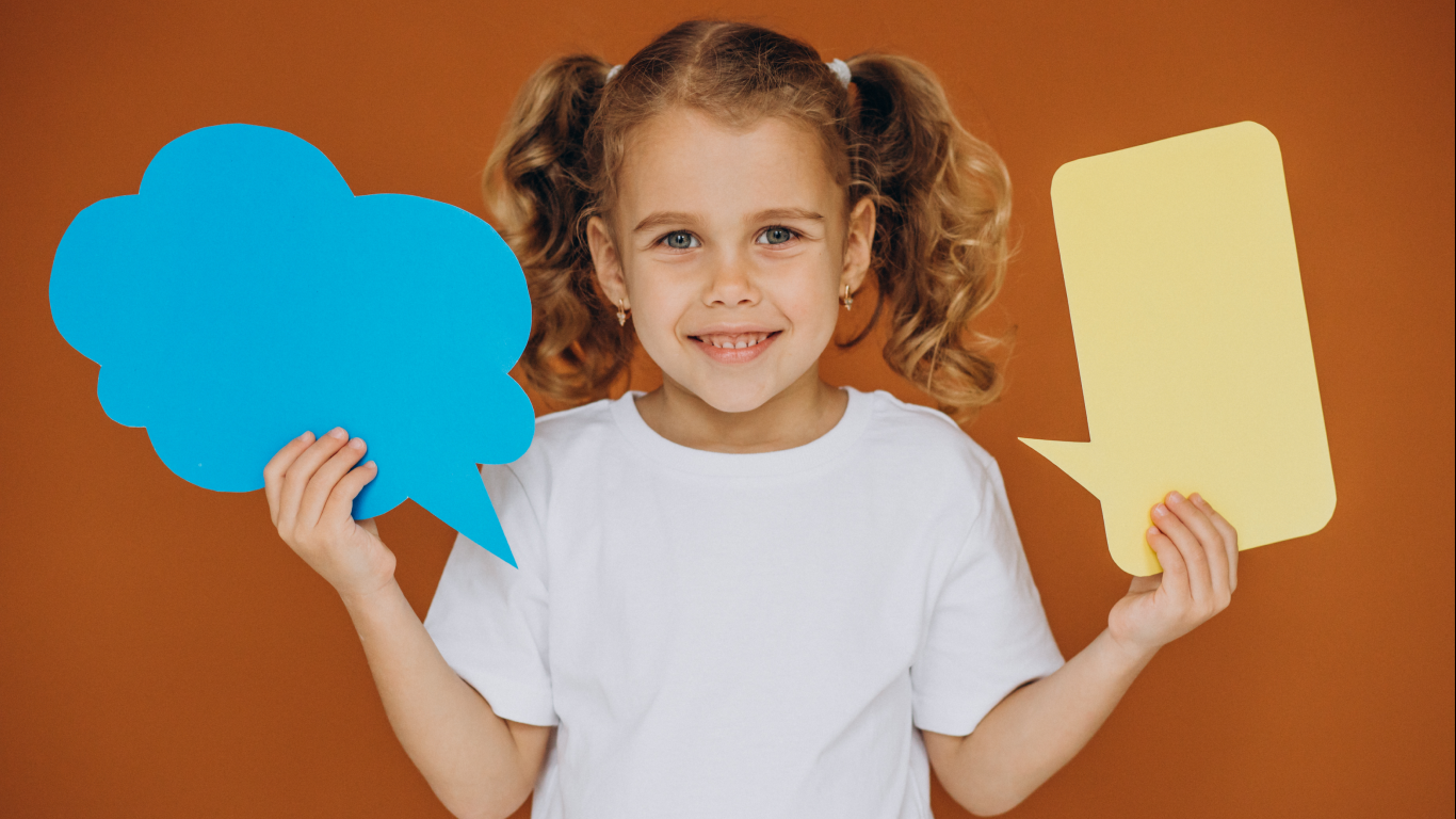 Menina mostrando balóes de fala, para falar sobre o atraso na fala infantil