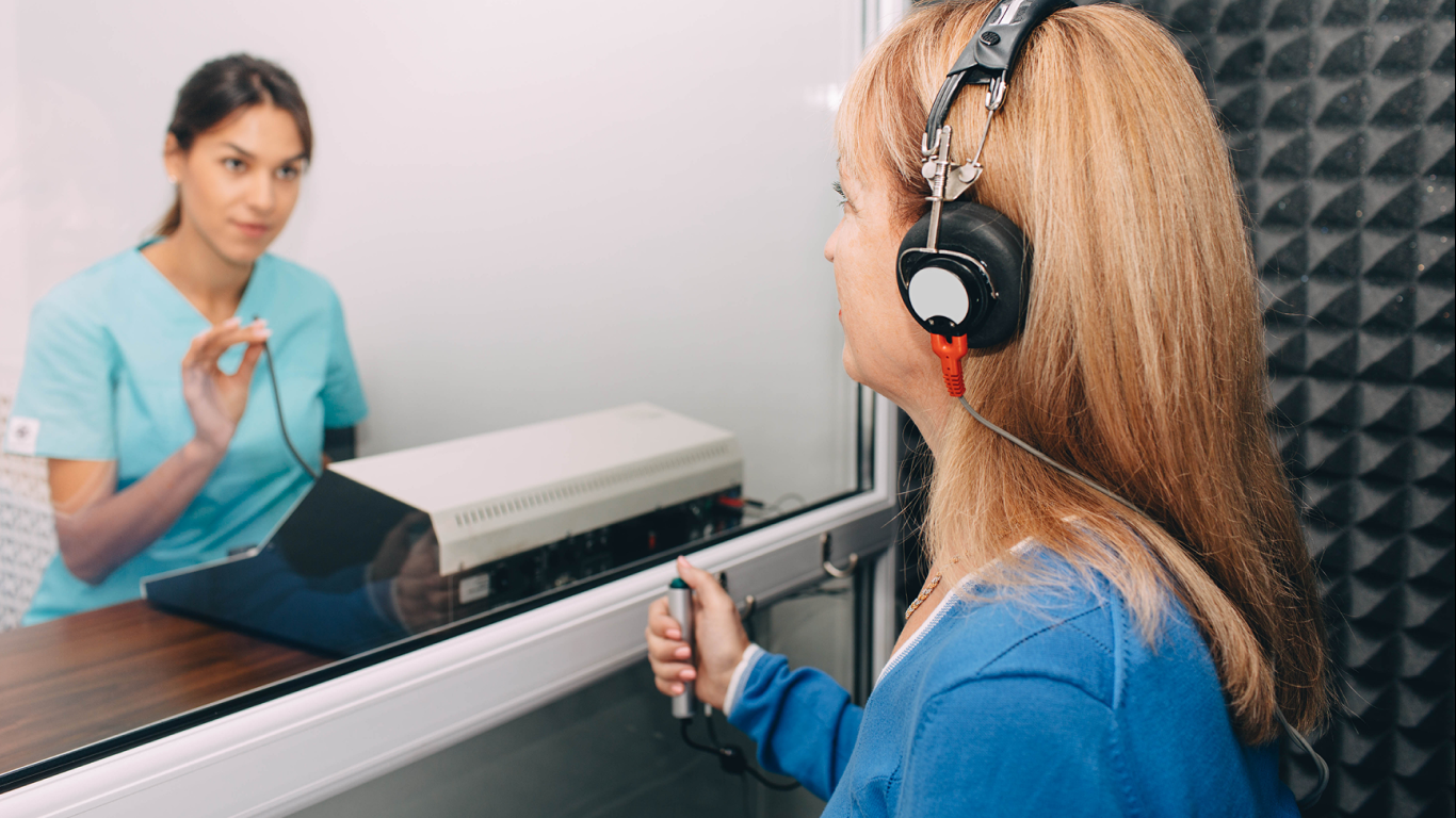 Moça fazendo audiometria em Porto Alegre