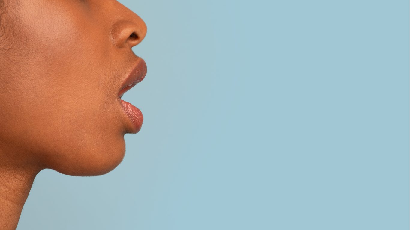 Rosto de mulher visto de perfil, para falar sobre alterações na voz